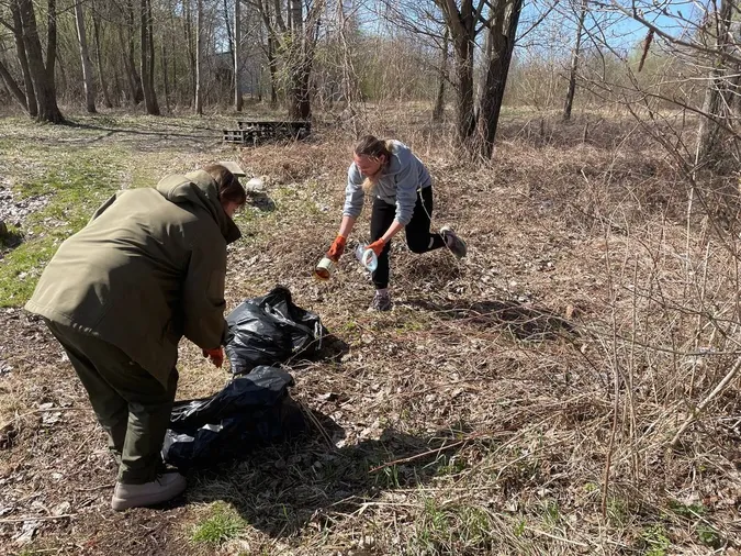 На Волині б'ють на сполох через гори  сміття на берегах озера (фото)
