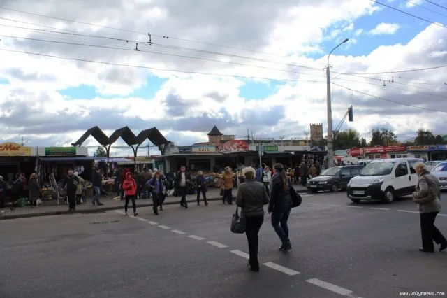 Лучанин просить заборонити ставити авто біля Центрального ринку (петиція)