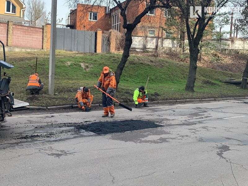 Рух ускладнений: у Луцьку ремонтують одну з вулиць (фото)