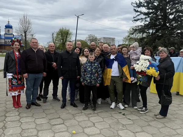 На Волині громада зустріла звільненого з полону Захисника Андрія Жолоба (фото)