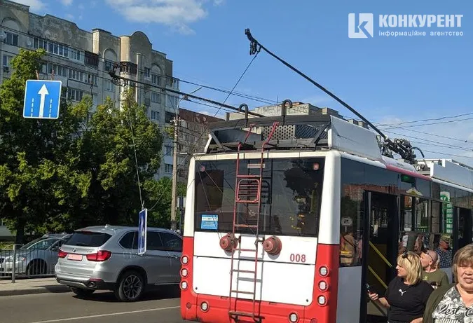 Летіли іскри: біля «Там Таму» тролейбус порвав дроти (фото)