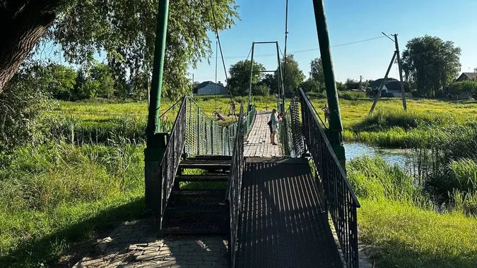 У дірках, наче решето: у Володимирі на мосту травмувалася жінка (фото)