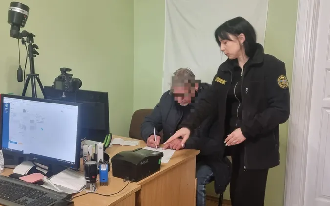 Незаконно пребував в Україні: на Волині зловили 65-річного іноземця з недійсним паспортом