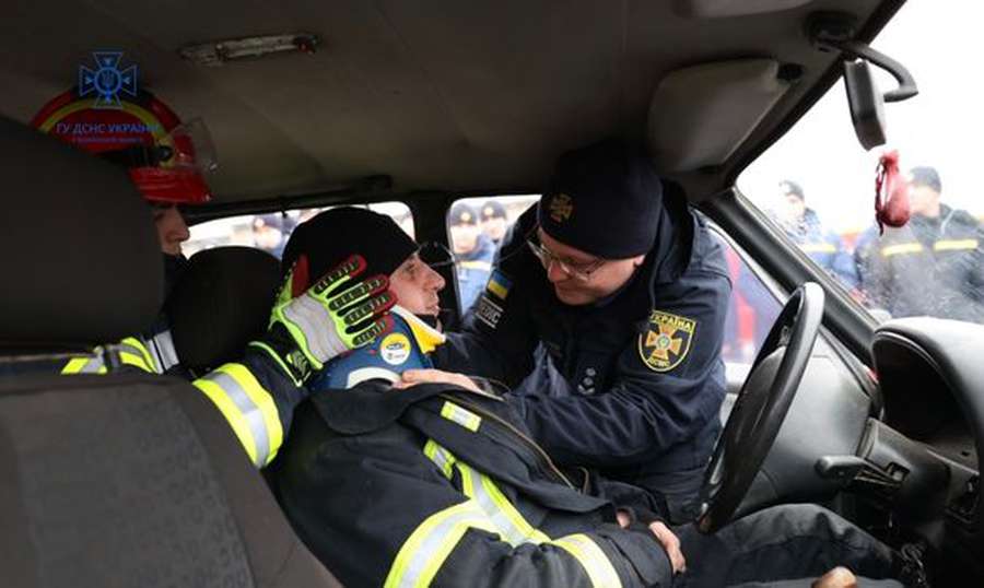Допомога при ДТП: волинські рятувальники вчилися застосовувати спецобладнання (фото)
