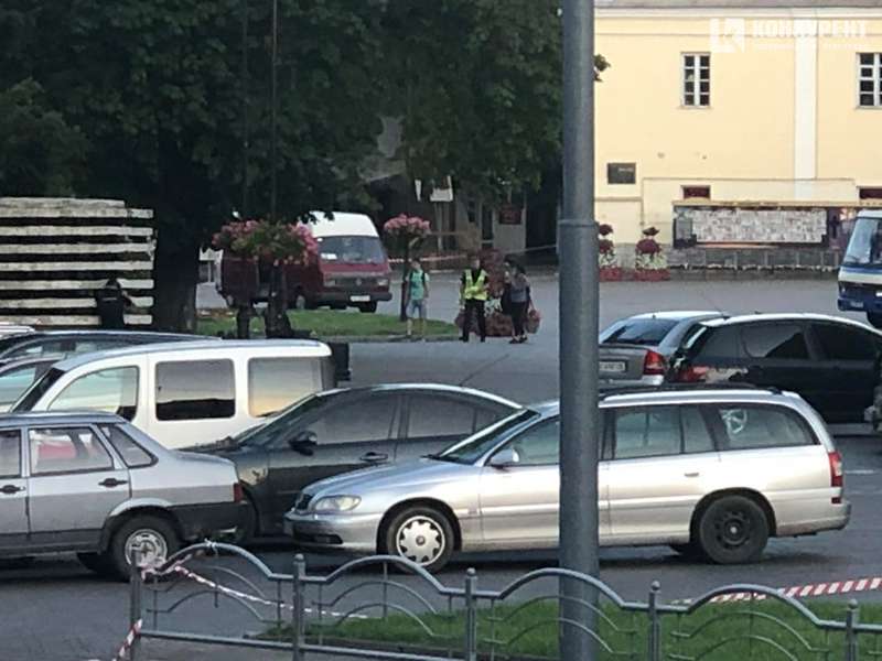 Терорист у Луцьку відпустив трьох заручників (відео)