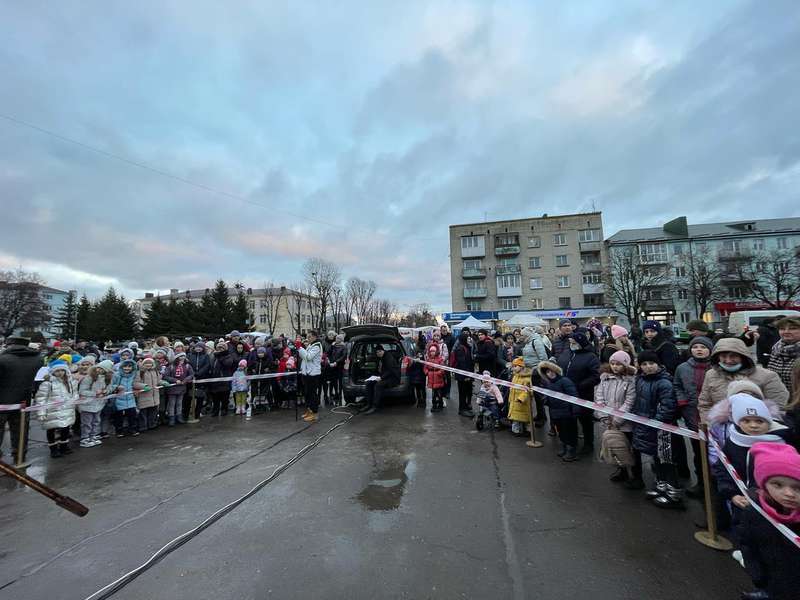 У Володимирі святкову ялинку відкрили з військовим оркестром (фото)