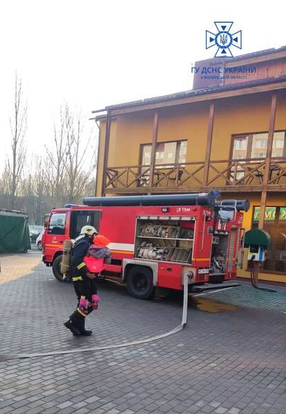 Дітей знімали по драбині: деталі пожежі в «Олімпії» у Луцьку (фото, відео)