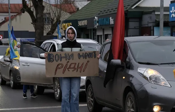 Десятки людей з прапорами та гаслами: у Володимирі вийшли на мирну акцію (фото)