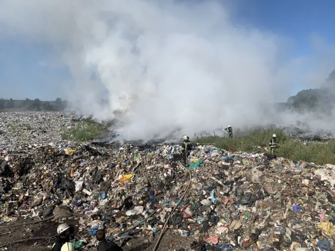 Біля Києва горіло сміттєзвалище (фото)