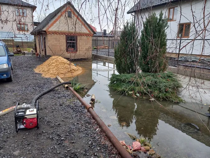 У Луцьку та Ковелі затопило двори (фото)