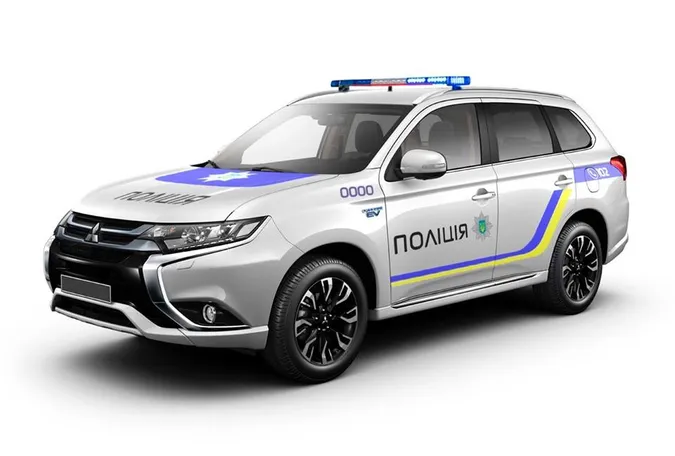 Українські поліцейські пересядуть на нові Mitsubishi Outlander 