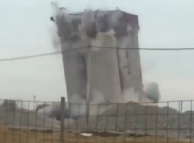 Біля Рівного підірвали старий завод (відео)
