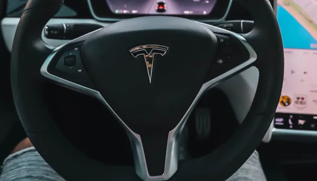 Tesla вдруге за місяць знижує ціни на електрокари