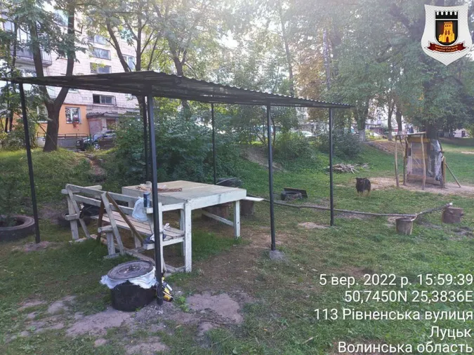 Посиденьки з алкоголем: на Рівненській у Луцьку демонтують навіс і столики