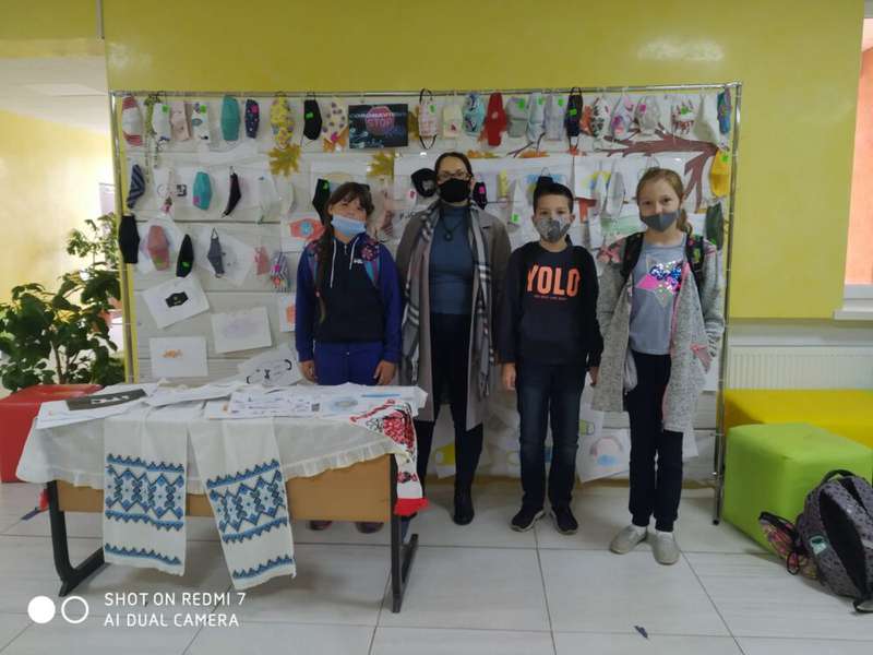 Боратинські школярі шиють маски для себе та своїх рідних