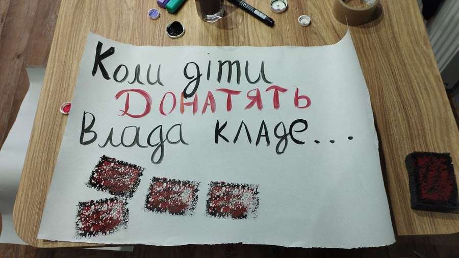 «Діти донатять, а влада кладе...»: у Луцьку знову акція проти витрат мерії (фото)