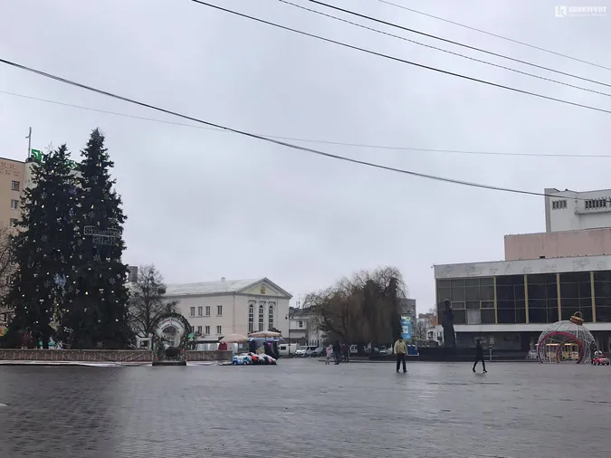 Чисто і людно: післяноворічний Театральний майдан Луцька (фото)