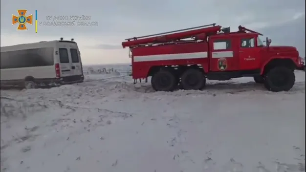 На трасі Луцьк – Горохів рейсовий автобус застряг у сніговому заметі (відео)