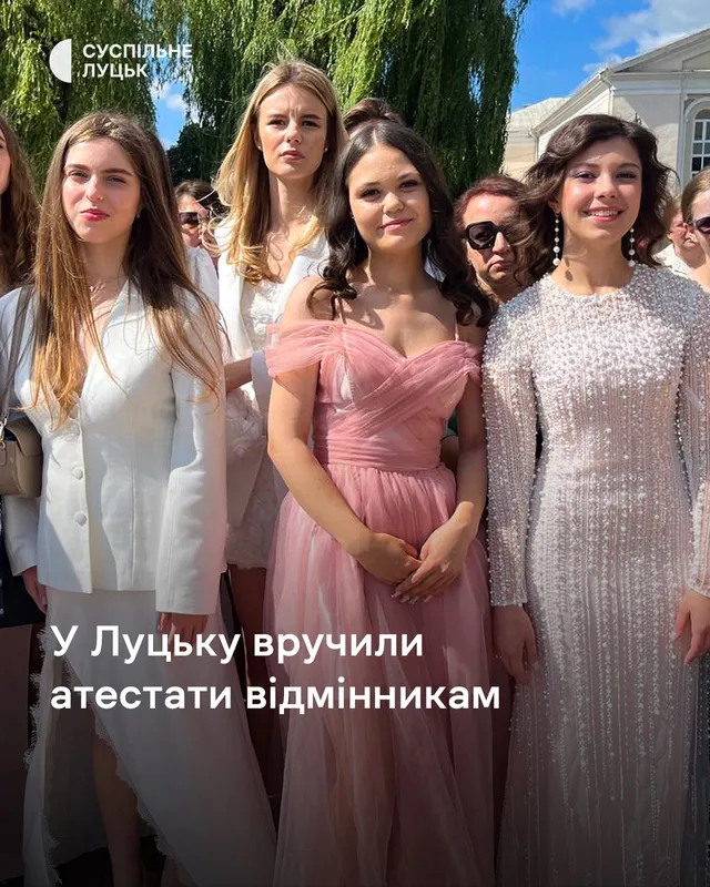 Вперше без медалей: у Луцьку привітали випускників-відмінників (фото)