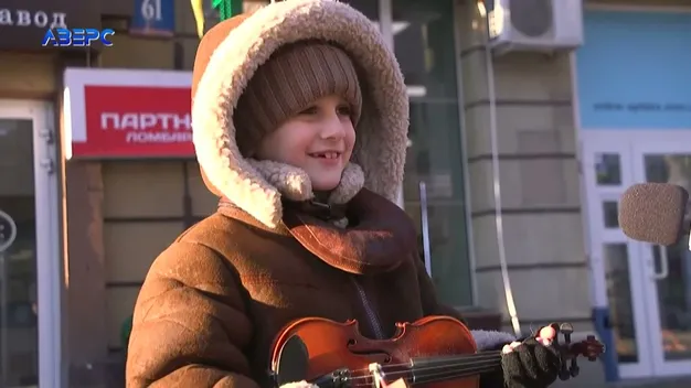 Семирічний син луцького активіста заробляє на вулиці грою на скрипці (відео)