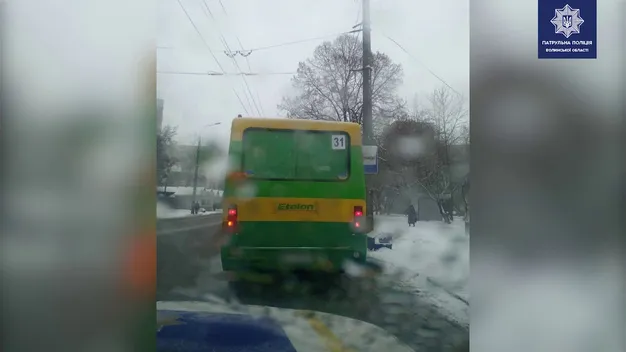 У Луцьку маршрутка проїхала перехрестя на червоне світло світлофора (відео)