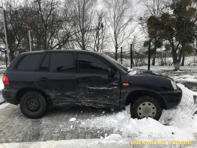 Під Луцьком на АЗС сталась аварія з потерпілими (фото, відео)