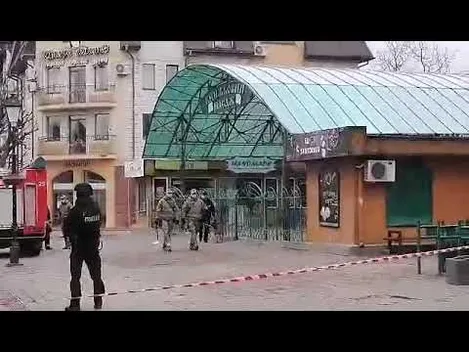 Біля ЦНАПу в Луцьку – поліція і рятувальники: говорять про замінування (фото, оновлено)