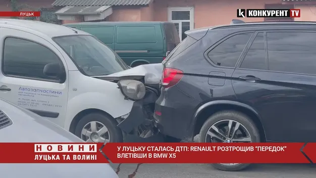 Розтрощений «передок»: у Луцьку «рено» влетів у «беху» (відео)