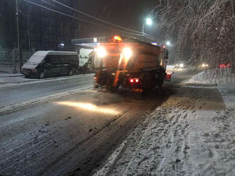 Засніжило: дороги Луцька чистили від снігу (відео)
