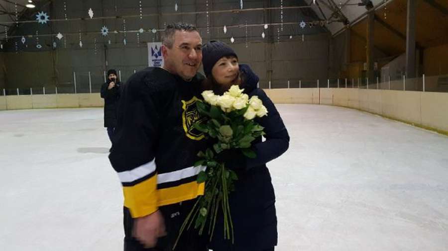Кохання на льоду: лучанин освідчився коханій під час хокейного матчу (фото, відео)