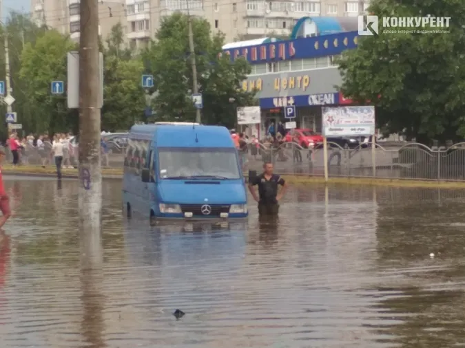 Що робити водіям, якщо негода в Луцьку «втопила» номерні знаки