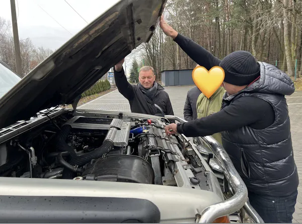 Волонтери передали волинським прикордонникам авто (фото)