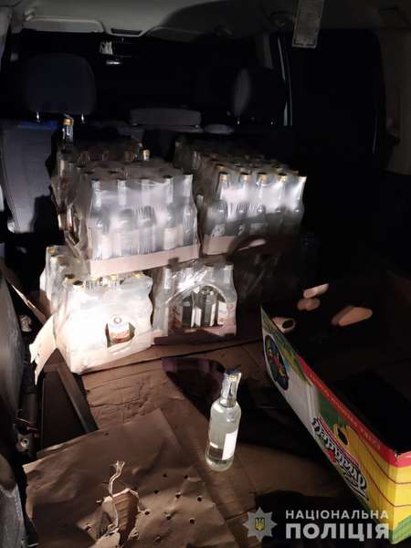 Лучанин пропонував поліцейським хабар за 10 ящиків підробного алкоголю (фото)