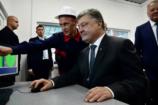 VIP-персони, гвинтокрили та новий завод: репортаж з візиту Порошенка на Волинь (фото)