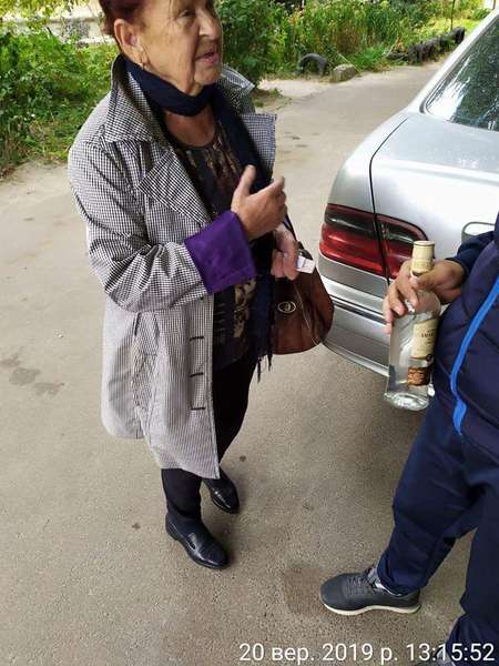 Уже не вперше: у Луцьку спіймали жінку, що продавала сурогат (фото)