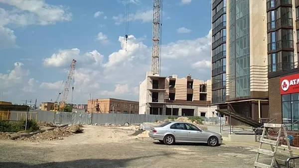 У Луцьку на будівництві чоловіка засипало піском