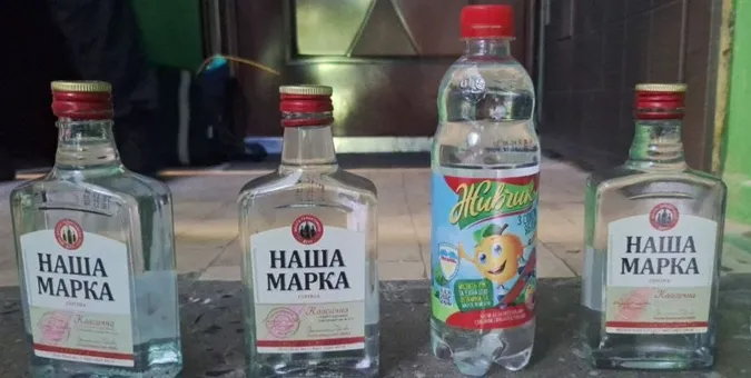 У Луцьку біля вокзалу продавали саморобну горілку (фото)