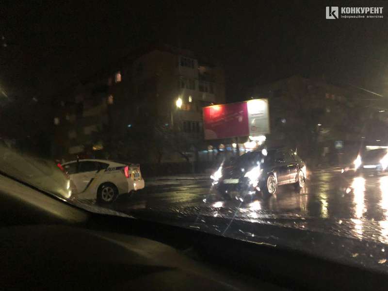Йшла між пішохідними переходами: у Луцьку легковик збив жінку (фото, відео)