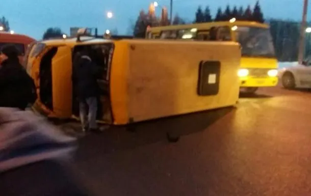 У Ковелі під час руху перекинулася маршрутка 