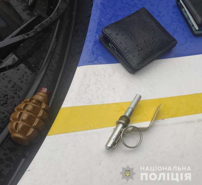 Львівська поліція затримала нетверезого чоловіка, який вештався по вулиці з гранатою