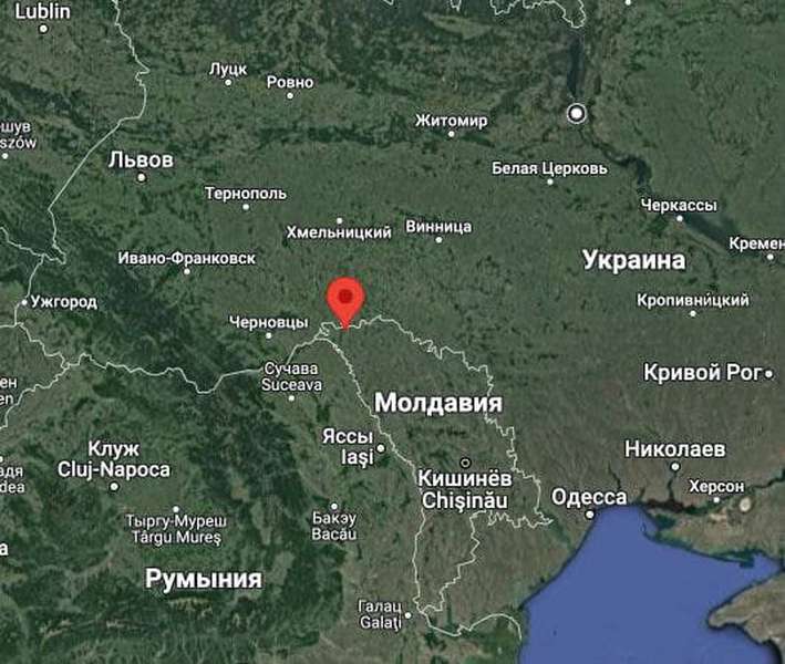 Під час обстрілу РФ України в Молдові впала ракета (фото, відео)