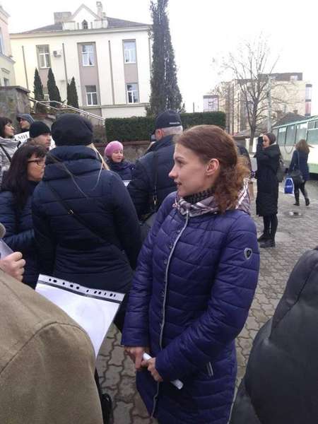 «Не проти вакцинації – проти дискримінації»: у Луцьку протестують батьки (фото, оновлюється)