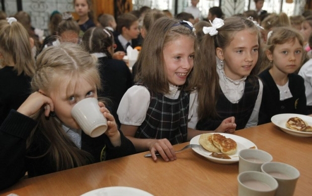 Нітрати, неякісна вода, мало калорій: чим «грішать» у шкільних їдальнях 