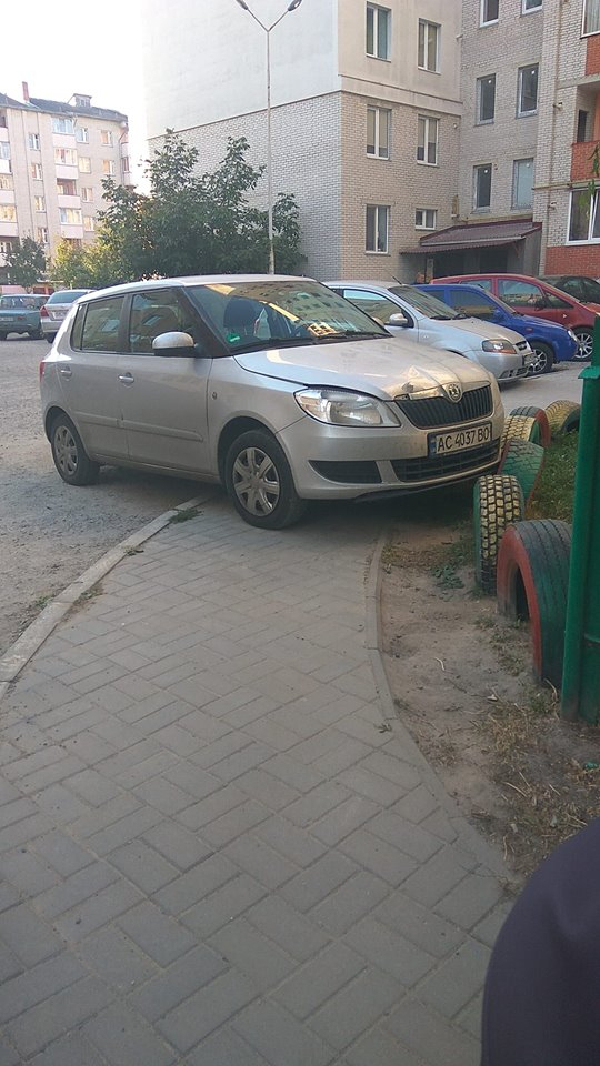 У Луцьку водій наїхав на огорожу дитячого майданчика (Фотофакт)