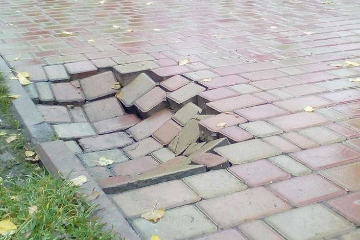 У Луцьку під час зливи провалилася бруківка на тротуарі