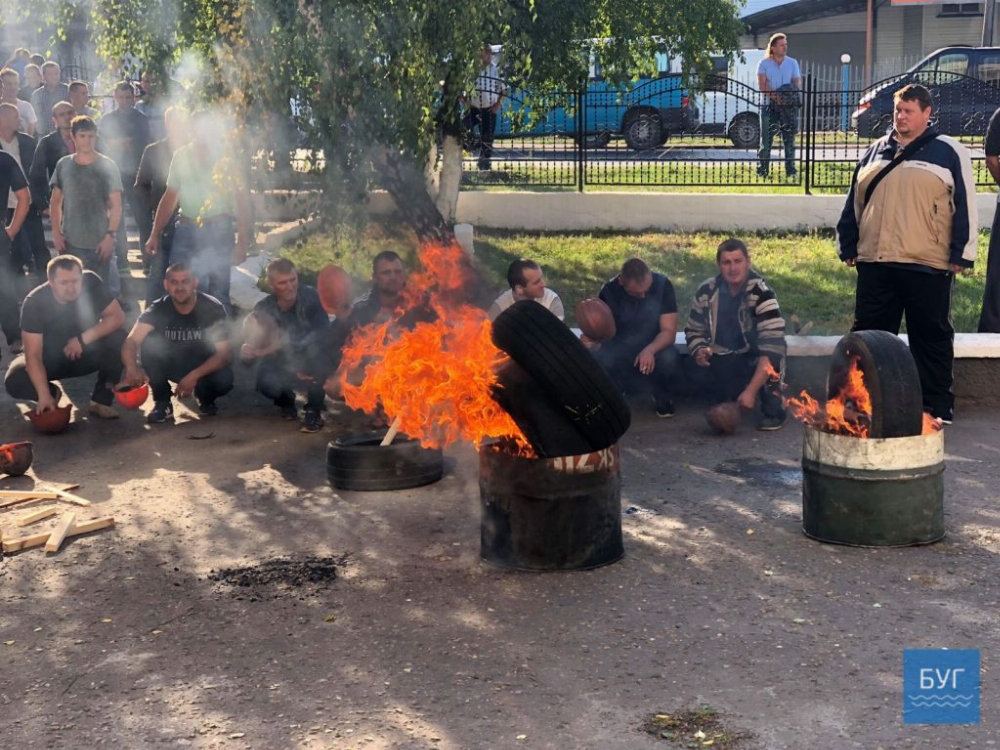 Протест гірників у Нововолинську: у рух пішли шини і каски 