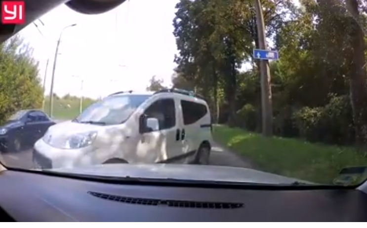 «Безтолковий?»: у Луцьку водій виїхав на зустрічну смугу (відео)