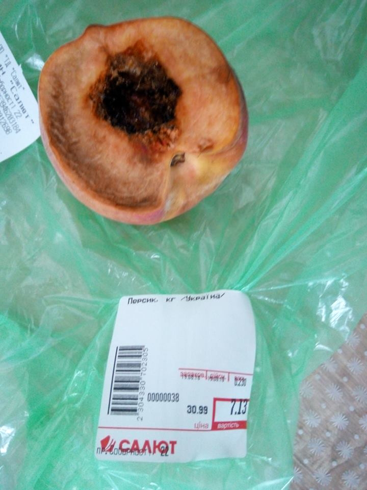 Лучанка придбала в магазині персик «з сюрпризом»