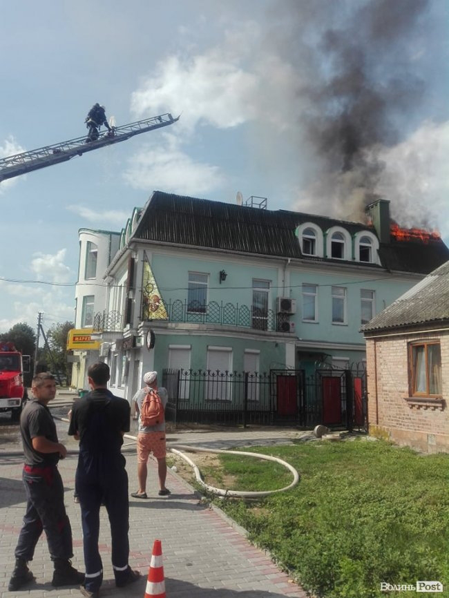 У Луцьку сталась пожежа на даху кафе (Оновлено)