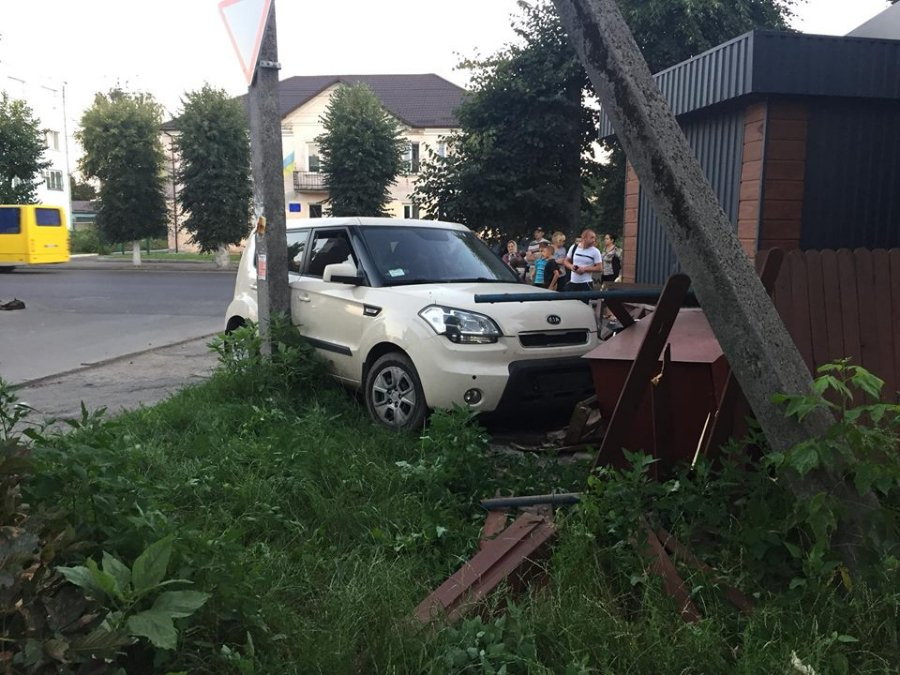 Аварія на Ковельській: авто «вилетіло» на тротуар і травмувало дитину (фото)